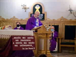 Ksiądz przemawia z ambony podczas mszy w intencji Żołnierzy Niezłomnych odprawionej w Farze w Ostrołęce